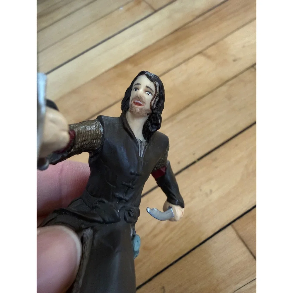 Lord of the‎ Rings Aragorn action figure with swords